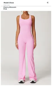 Detailansicht des kirschblütenrosa Yoga-Jumpsuits mit freiem Rücken und Schlaghose