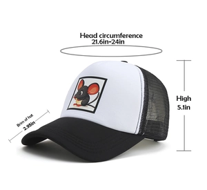 Vista detallada de la gorra trucker con ratón y dimensiones en pulgadas.