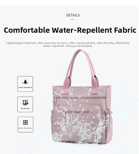 Détail du sac cabas rose imperméable montrant le tissu résistant à l'eau et les poches