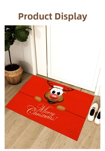 Ambiance de Noël avec paillasson rouge à motif renne sur un sol en bois clair