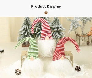 Vue détaillée de trois nains de Noël festifs avec lumières LED sur un décor de neige