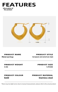 Détail de boucles d'oreilles cœur en acier plaqué or 18K avec rayures texturées et taille 1,8x2cm