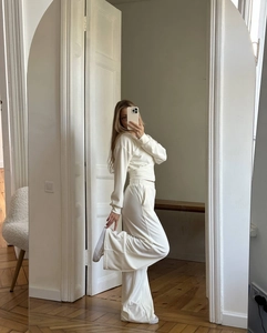 Gros plan du survêtement en coton blanc crème avec pantalon large et texture tricotée