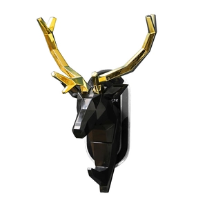 Moderner schwarzer Hirschkopf Wandhaken mit goldenem Geweih im Low Poly Design