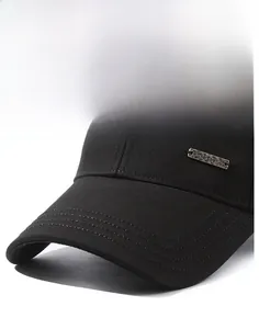 Dettaglio della visiera nera con cuciture precise e logo Narason in metallo dell'anello