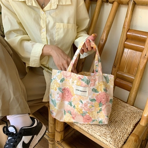Détail du sac à main vintage en toile florale avec étiquette tissée LOVE SOZAKKA