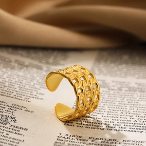 Detailopname van een gouden holle kettingring geplaatst op een vintage krantenachtergrond