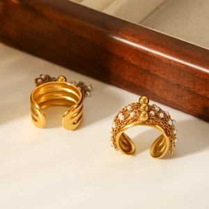 Gros plan d'une bague en perles plaquée or 18K et détails de bagues minimalistes