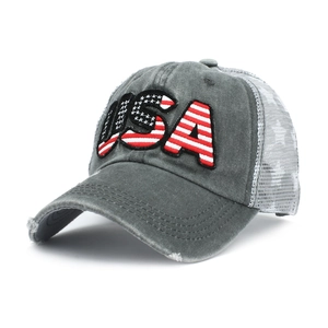 Détail de la broderie USA sur casquette trucker grise délavée avec filet respirant