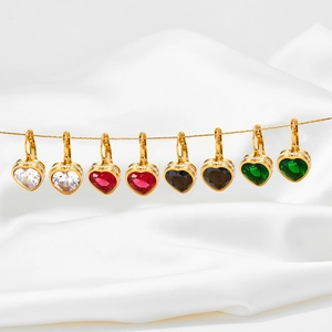 Orecchini a cuore con cristalli colorati placcati in oro in quattro varianti di colore