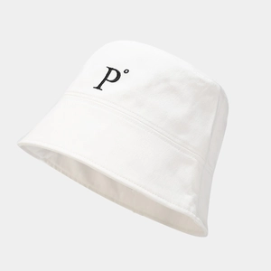 Détail d'un chapeau bob blanc en coton avec broderie P et tissu haute densité