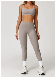 Detail eines Yoga-Sets mit hoher Taille, nahtlosem Stoff und formgebender Passform