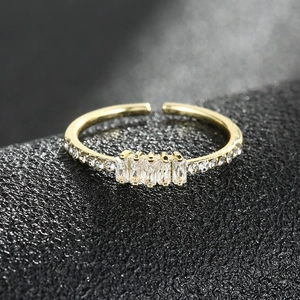 Bague ouverte dorée pour femme ornée de zircons rectangulaires et ronds brillants