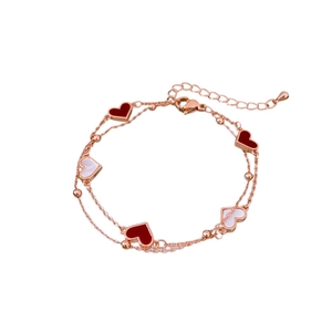 Bracelet double rang en or rose avec pendentifs cœurs nacrés rouges et blancs élégants