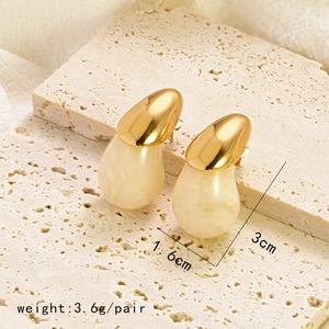 Chic gold-plated stainless steel teardrop earrings with cream marbled resin inlay