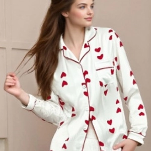 Top pigiama da donna a maniche lunghe con cuori rossi e dettagli profilati in contrasto