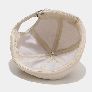 Dettaglio dell'interno del berretto docker beige con cuciture rinforzate e fibbia in metallo