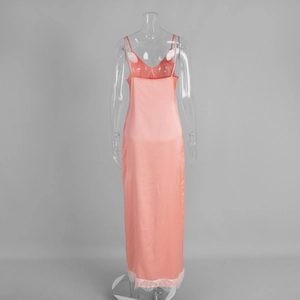 Vue détaillée du dos d'une robe longue en satin corail avec bordure en dentelle blanche