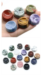Vari mini supporti in pietra naturale per sfere con diverse texture e colori vivaci