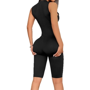Vista posteriore di un elegante body da yoga nero attillato da donna in studio professionale
