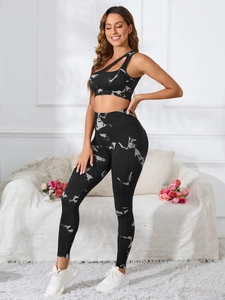 Detail der Marmormuster auf nahtlosen Yoga-Hosen und One-Shoulder-Sport-BH für Damen