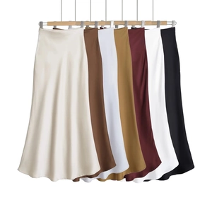 Jupes longues en satin à taille haute présentées en plusieurs coloris sur cintres