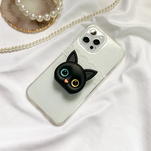 Dettaglio custodia glitter con supporto gatto 3D nero e pizzo bianco decorativo