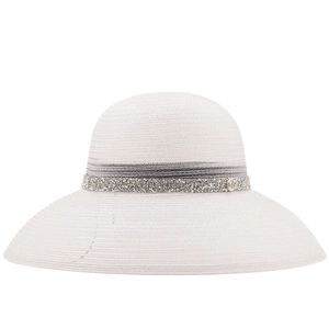 Chapeau de soleil blanc à large bord avec ruban de strass argenté et pendentif M