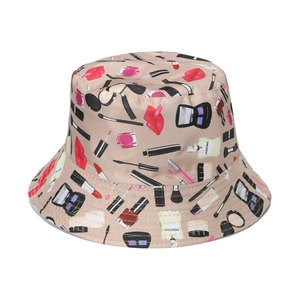 Détail du chapeau bob beige avec motifs imprimés de parfums et cosmétiques colorés
