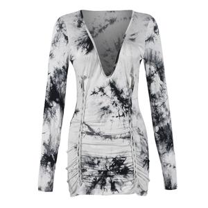 Détail du col en V profond et motif tie-dye sur robe courte à manches longues