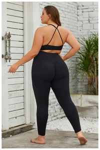 Détail d'un ensemble de yoga grande taille avec brassière croisée et legging haut