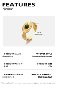 Détail de la bague ajustable dorée avec pierre malachite et diamètre de 1,7 cm
