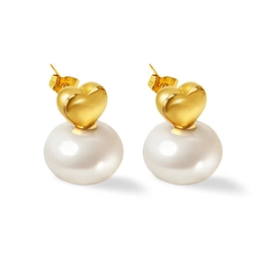 Orecchini a cuore in oro 18K con grandi perle bianche e finitura metallica lucida