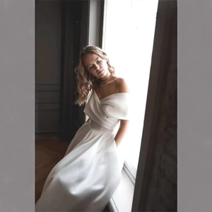 Robe de mariée élégante en satin blanc à épaules dénudées avec corsage plissé chic