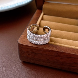 Detail eines zweischichtigen silbernen verstellbaren Rings mit Zirkonia auf Schmuckkästchen