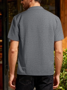 Détail arrière d'un polo homme gris avec texture gaufrée montrant le tricot de qualité