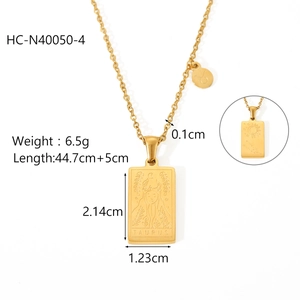 Détail du collier zodiaque Taureau montrant le pendentif doré de 2,14x1,23cm