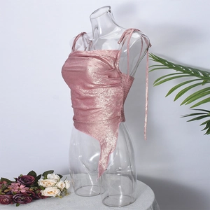 Détail du débardeur à paillettes roses avec ourlet irrégulier et bretelles à nouer