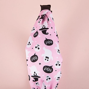 Détail d'un bandeau rose avec motifs d'Halloween tels que fantômes et têtes de mort