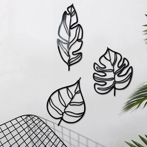Détail de décoration murale 3D en métal noir évidé avec design créatif de feuilles en fer