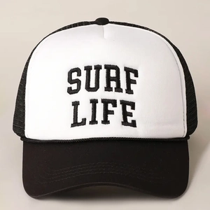 Vue détaillée de la broderie SURF LIFE sur la casquette de camionneur noir et blanc