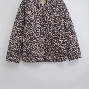 Veste matelassée à imprimé léopard avec losanges et fermeture à glissière