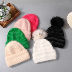 Collection de bonnets tricotés d'hiver avec pompons en fourrure en plusieurs couleurs