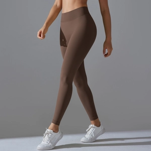 Detailansicht der nahtlosen kaffeebraunen High-Waist Yogahose mit Push-up Effekt am Gesäß