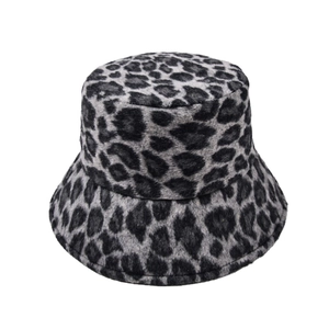 Détail d'un chapeau bob à motif léopard gris en fausse fourrure douce pour l'hiver