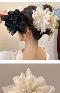 Makro-Detail von großer Chiffon-Blumen-Haarklammer mit herzförmigen Strasssteinen