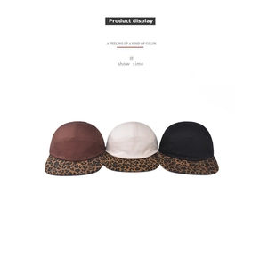 Vista plana de gorras de 5 paneles en algodón con viseras de leopardo en tres colores
