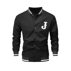 Detail van de geborduurde letter J op een zwart varsity jack voor heren met strepen