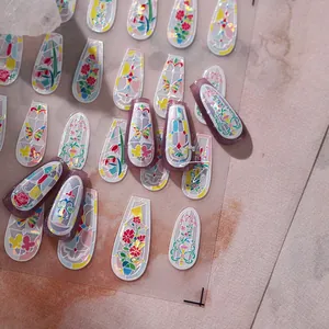 Détails macro des autocollants à ongles laser M-609 avec motifs roses et papillons