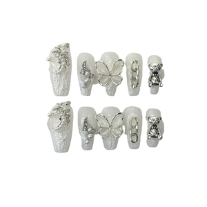 Unghie finte barocche con orsetti argentati, cristalli e perle su base bianco crema